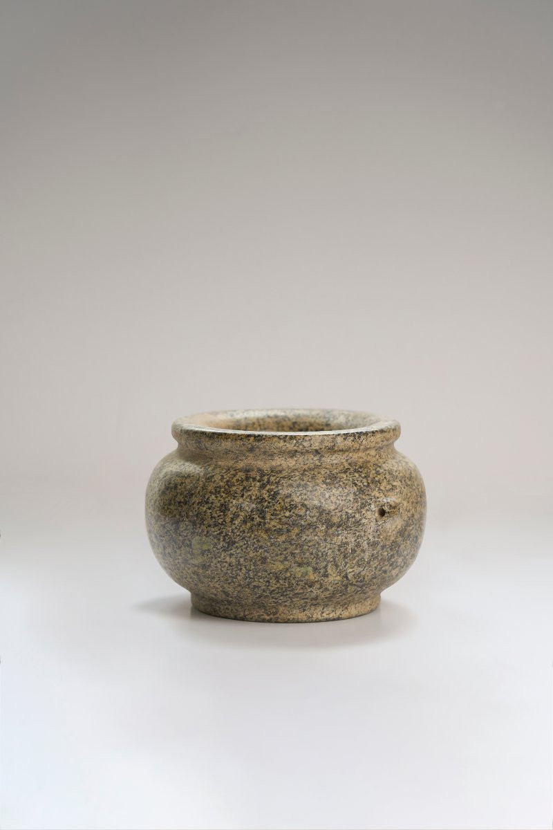 Vase en pierre dure à la manière des productions chalcolithiques, circa 3500–3200 av. J.-C.-photo-2