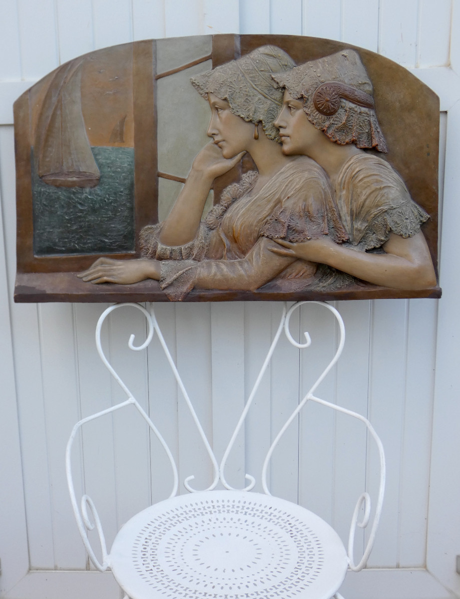 GRAND BAS-RELIEF POLYCHROME ART-NOUVEAU 1900 - DEUX FEMMES ATTENDANT LE RETOUR DES PÊCHEURS-photo-2