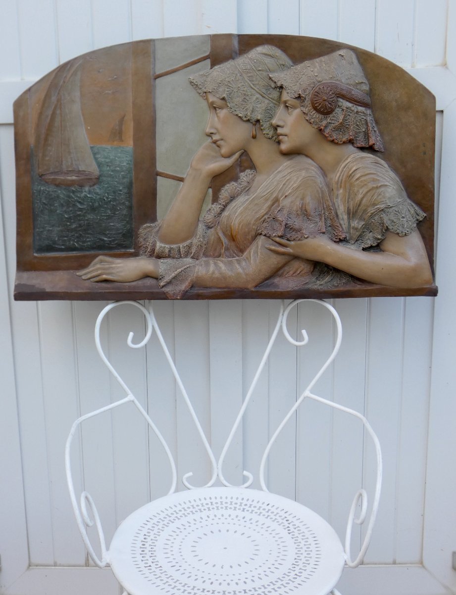 GRAND BAS-RELIEF POLYCHROME ART-NOUVEAU 1900 - DEUX FEMMES ATTENDANT LE RETOUR DES PÊCHEURS-photo-2
