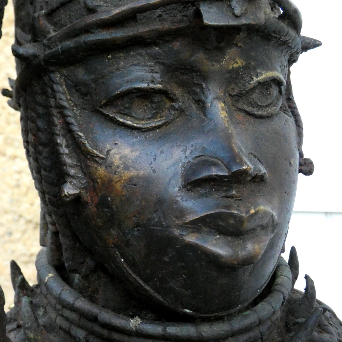 GRANDE SCULPTURE  BRONZE XXe - ART AFRICAIN - UN GUERRIER YORUBA DE L'ETHNIE EDO DU BÉNIN-photo-4