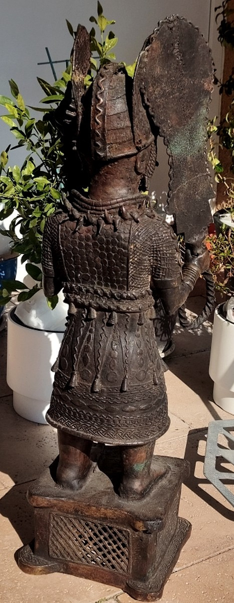 GRANDE SCULPTURE  BRONZE XXe - ART AFRICAIN - UN GUERRIER YORUBA DE L'ETHNIE EDO DU BÉNIN-photo-3