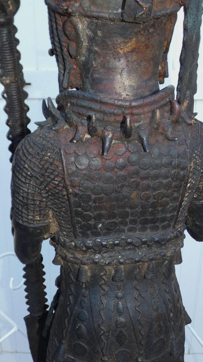 GRANDE SCULPTURE  BRONZE XXe - ART AFRICAIN - UN GUERRIER YORUBA DE L'ETHNIE EDO DU BÉNIN-photo-2