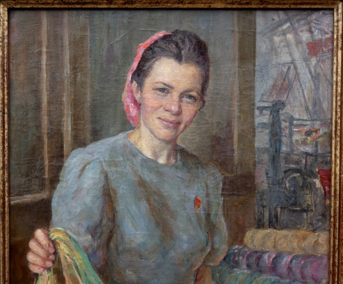 GRANDE TOILE IMPRESSIONNISTE 1949 - ÉCOLE RUSSE- JEUNE FEMME OUVRIÈRE DU TEXTILE- SIGNÉ  ? -photo-1