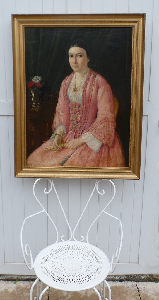 Large 19th Century Portrait - Young Woman In Pink Dress, Holding A Fan - A Touch Of "mona Lisa"-photo-2