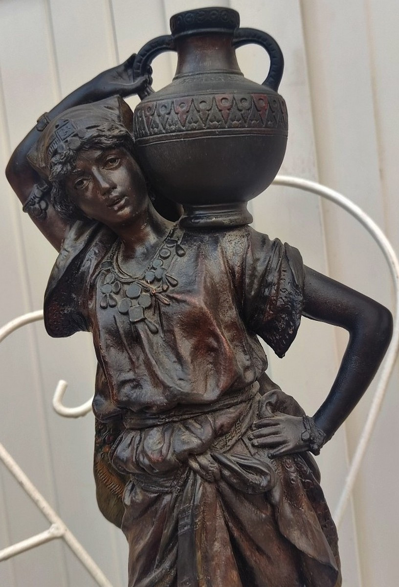 GRANDE SCULPTURE ORIENTALISTE 1900 - TERRE-CUITE POLYCHROME - JEUNE FEMME PORTEUSE D'EAU-photo-3