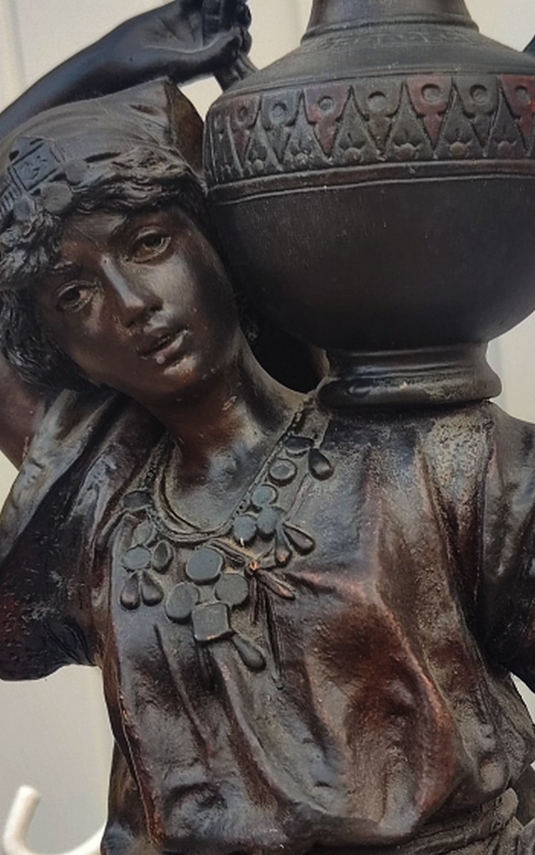 GRANDE SCULPTURE ORIENTALISTE 1900 - TERRE-CUITE POLYCHROME - JEUNE FEMME PORTEUSE D'EAU-photo-1