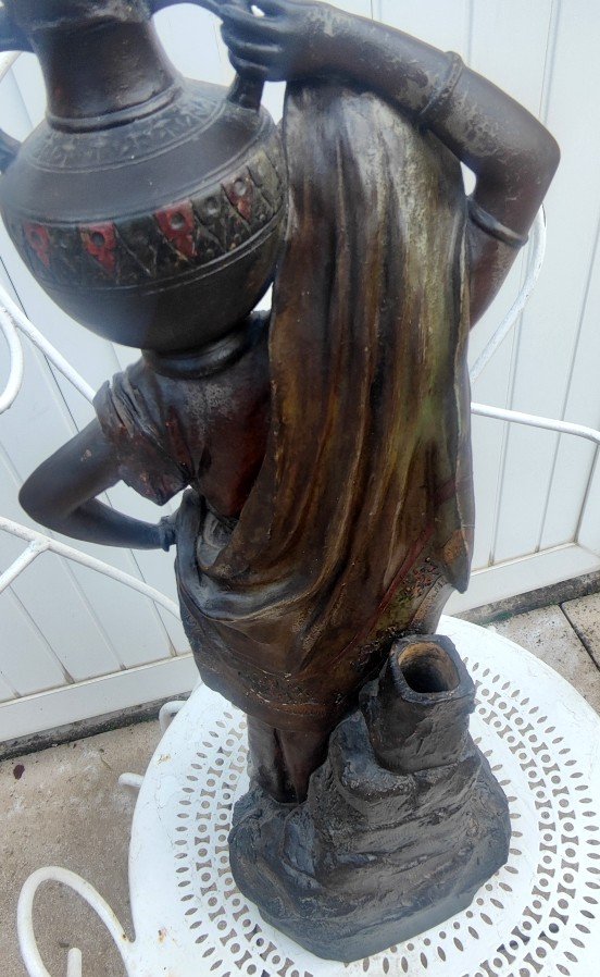 GRANDE SCULPTURE ORIENTALISTE 1900 - TERRE-CUITE POLYCHROME - JEUNE FEMME PORTEUSE D'EAU-photo-2