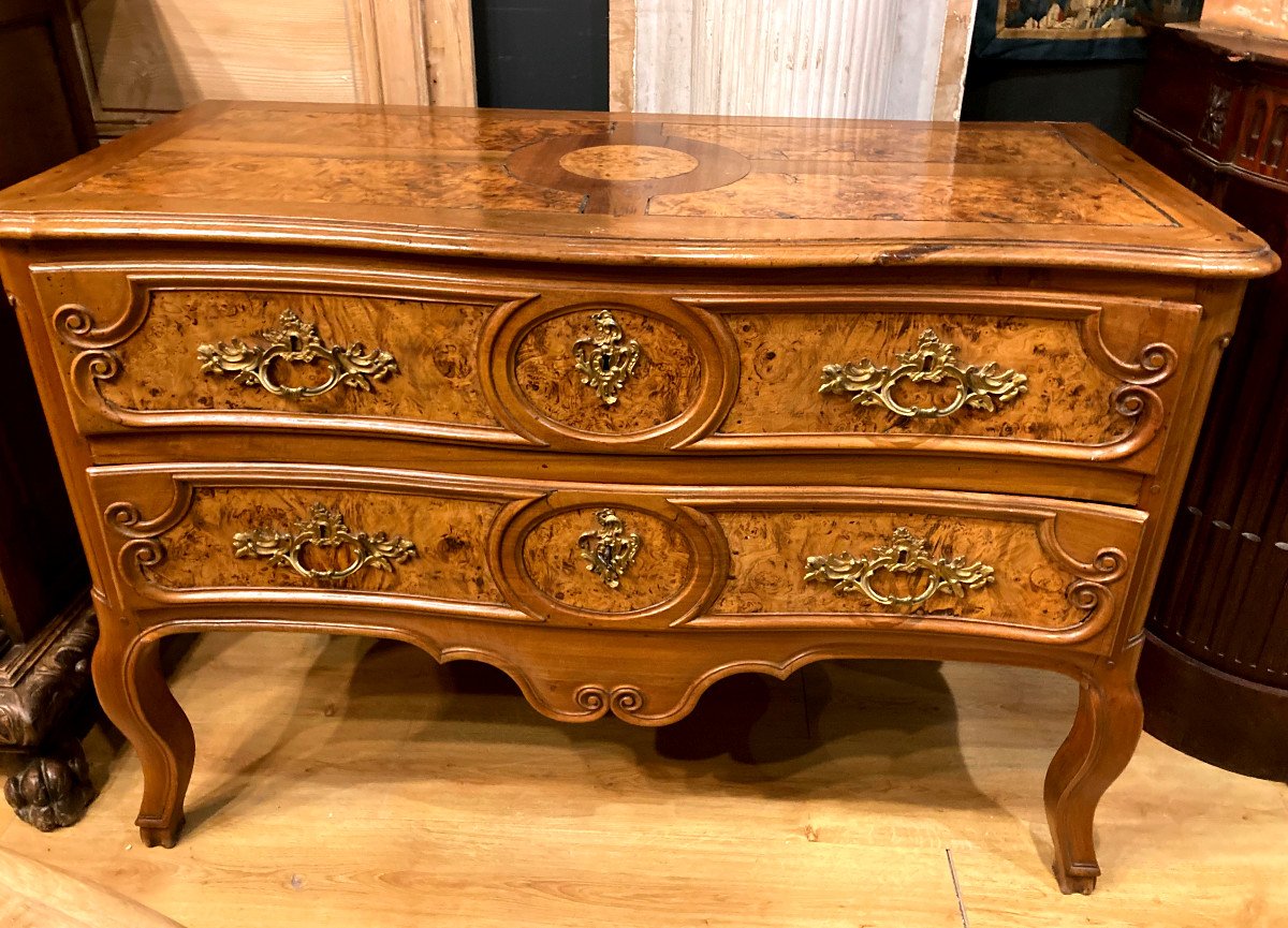 Commode Sauteuse En Noyer Marqueté  XVIIIème