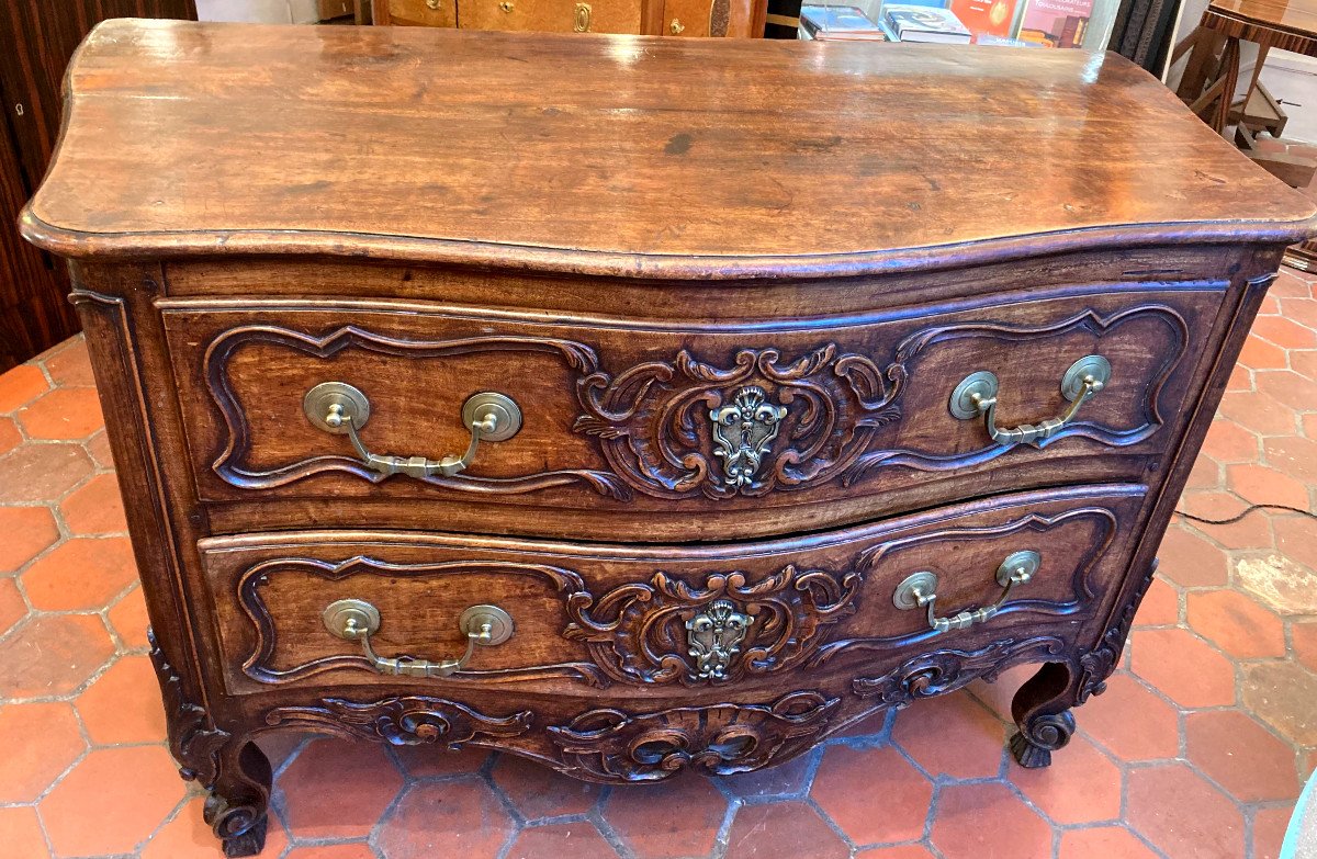 Provençal Animated Chest Of Drawers In Molded Walnut - 18th Century