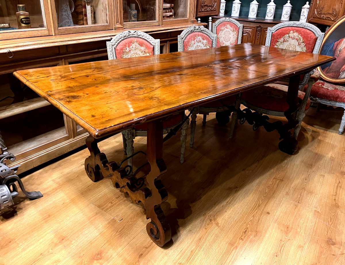 Important Spanish Walnut Table With Monoxyl Top - 18th Century.