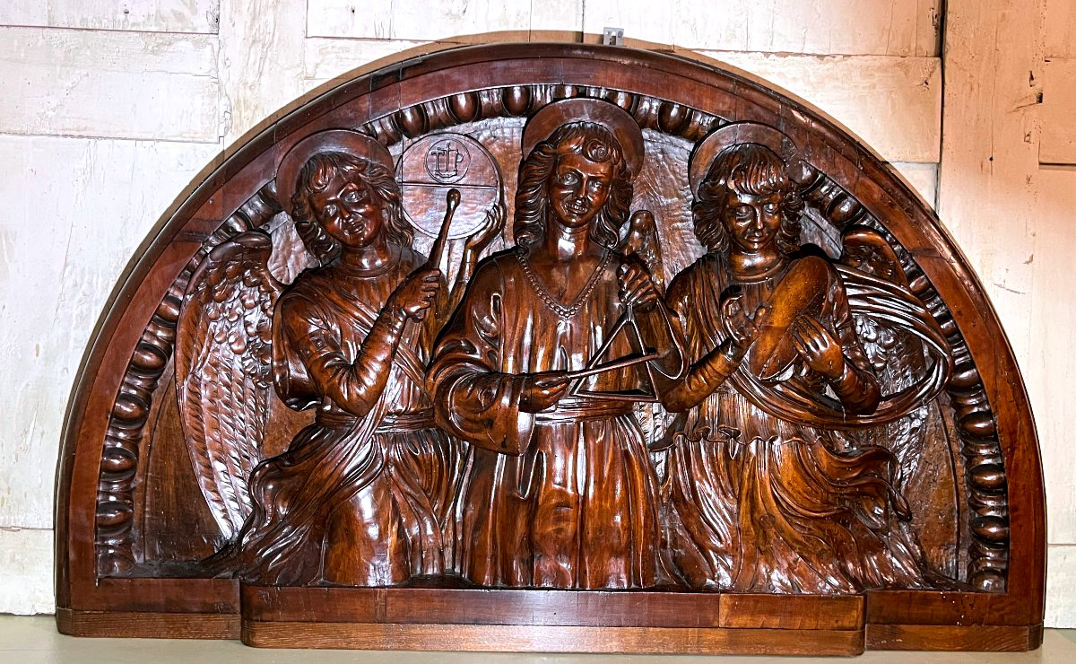 Panneau en noyer sculpté à fort relief - trois anges - XIXe siècle
