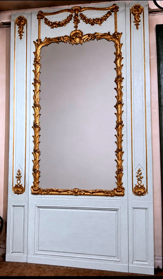 Important trumeau de boiserie en bois sculpté, peint et doré, XVIIIe siècle