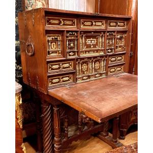 Cabinet Said Bargueno In Walnut - 17th Century Spain.