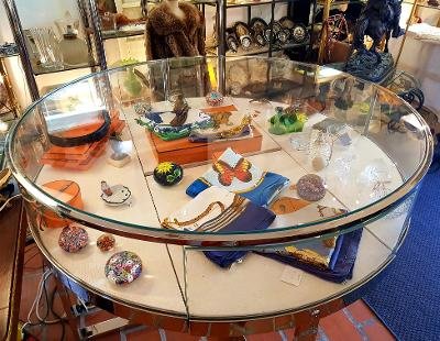 Round Table Showcase With Curved Polished Mirror Glass-photo-2