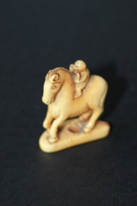 Netsuke (1) - Ivory - Monkey On Horseback - Japan - Edo Period (1600-1868) - Japanese Art-photo-3