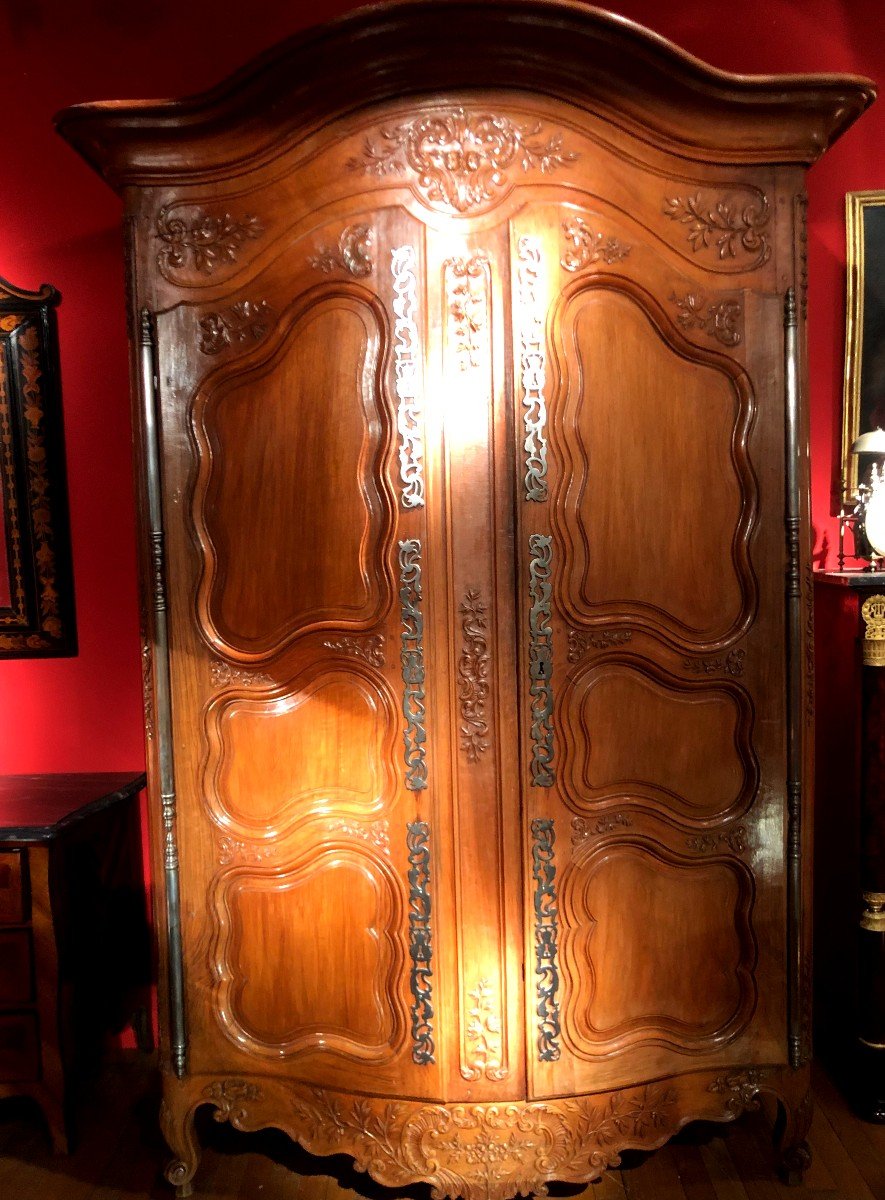 Armoire De Mariage Arlésienne Galbée d'époque Louis XV 