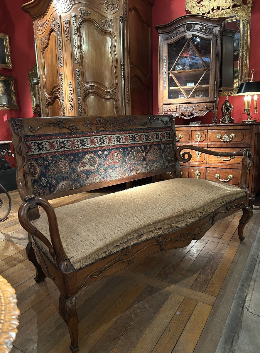 Banquette en bois de Noyer richement sculptée  " ART POPULAIRE "