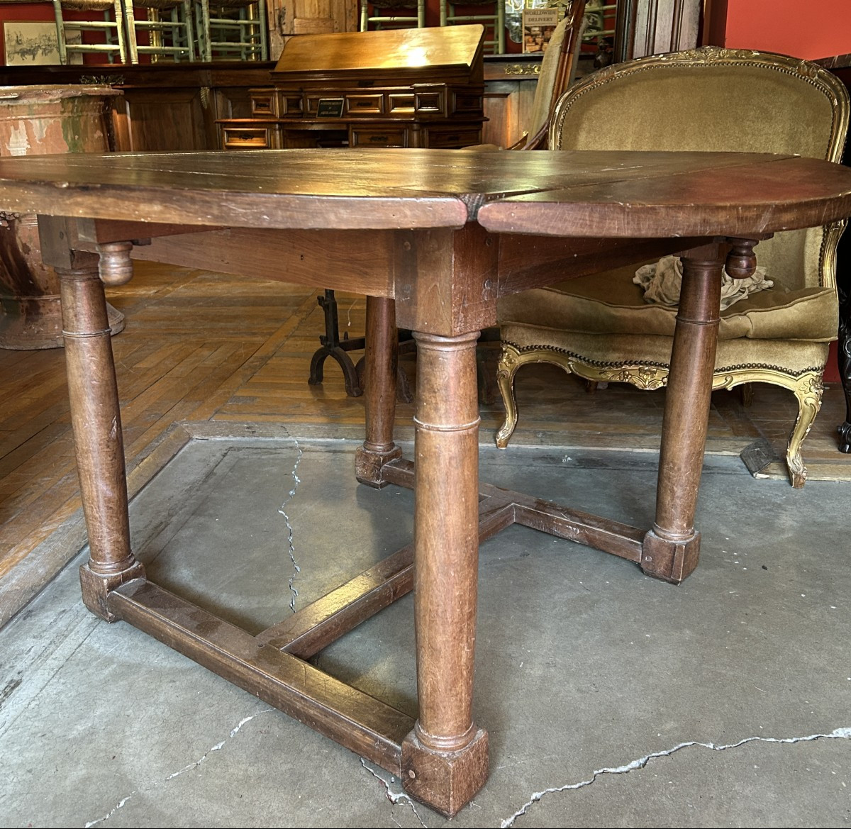 Table en bois de Noyer d'époque Louis XIV