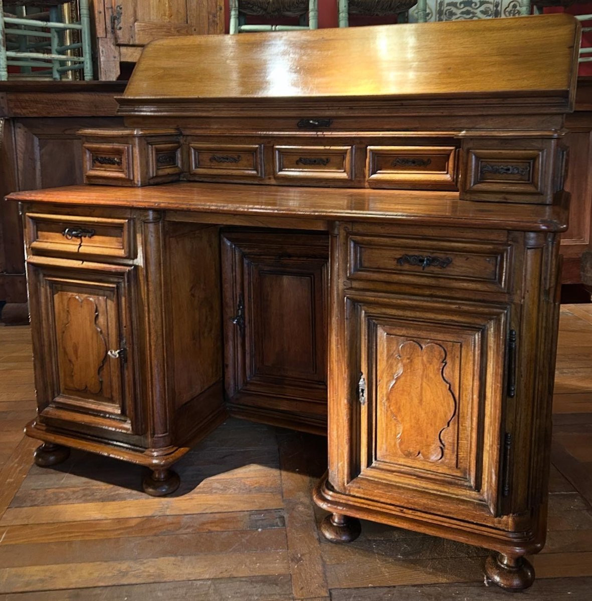 Middle Office Or Money Changer's Office-photo-1