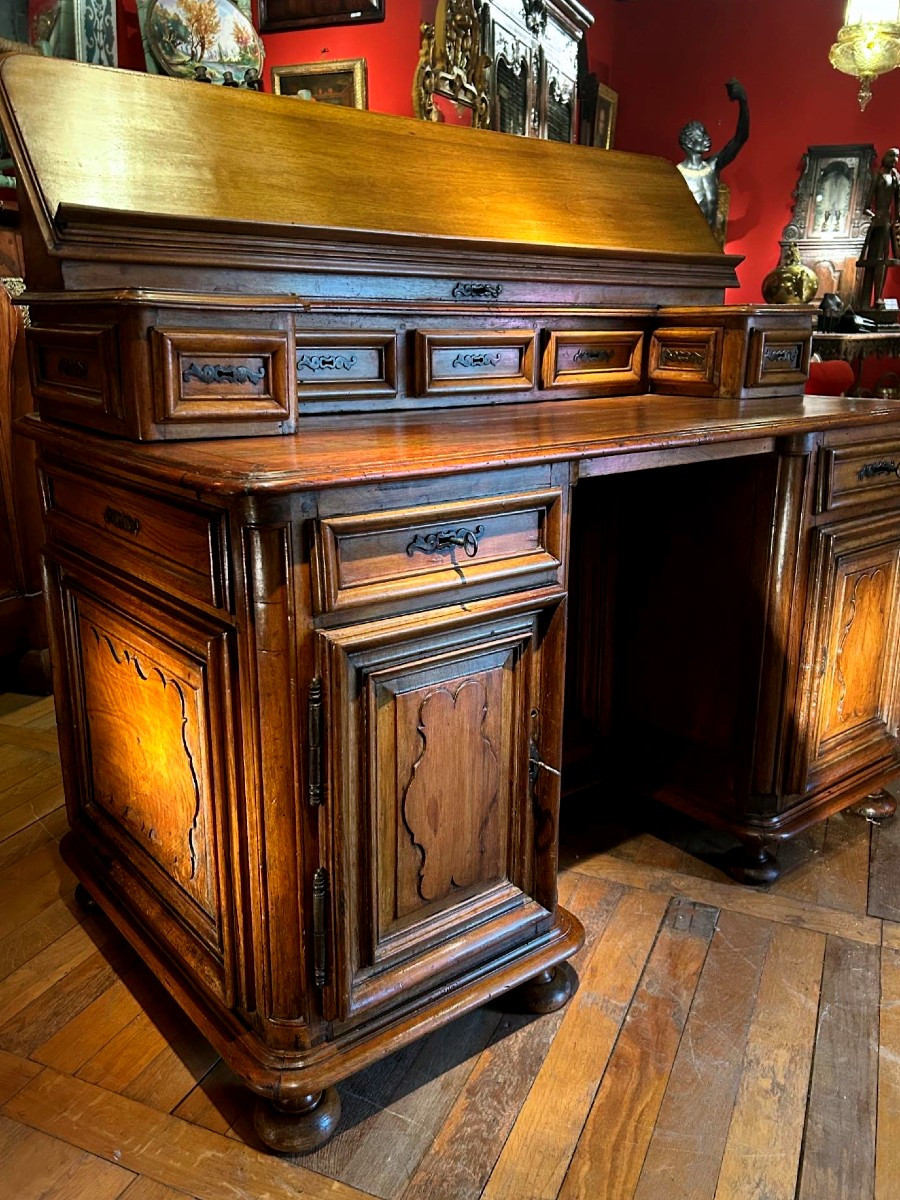 Middle Office Or Money Changer's Office