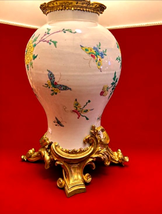 Lampe en porcelaine polychrome à monture en bronze doré -photo-3