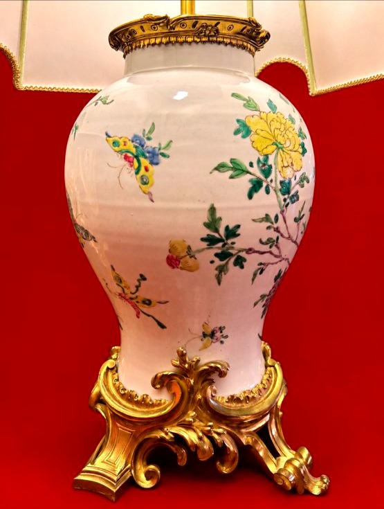 Lampe en porcelaine polychrome à monture en bronze doré -photo-4