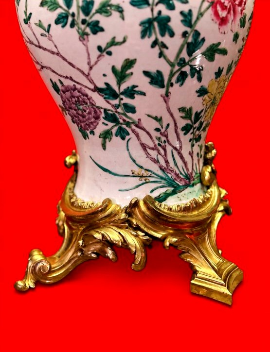 Lampe en porcelaine polychrome à monture en bronze doré -photo-2