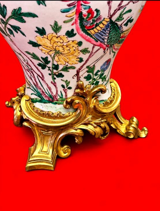 Lampe en porcelaine polychrome à monture en bronze doré -photo-3