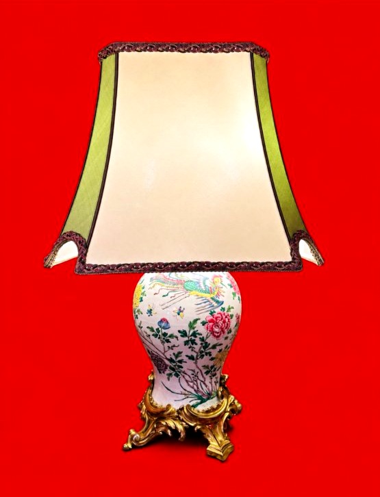 Lampe en porcelaine polychrome à monture en bronze doré 