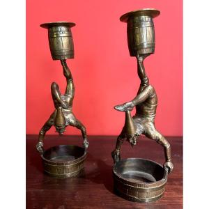 Paire de Bougeoirs en bronze à décor d'acrobates