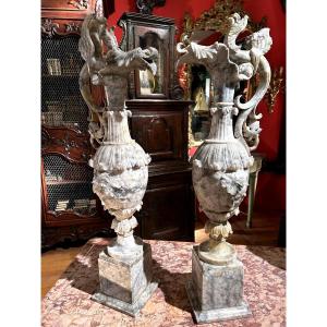 Paire d'aiguières en albâtre 