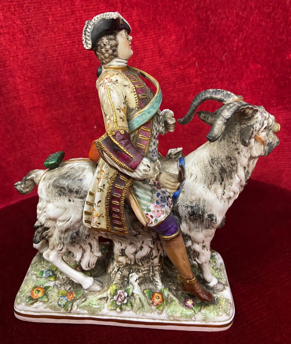 Groupe en porcelaine de Saxe représentant le "Tailleur du Comte Von Brühl sur une Chèvre "-photo-2