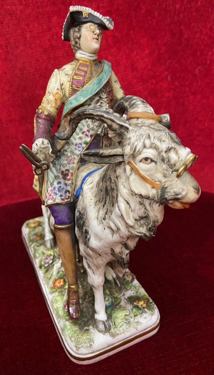 Groupe en porcelaine de Saxe représentant le "Tailleur du Comte Von Brühl sur une Chèvre "-photo-3