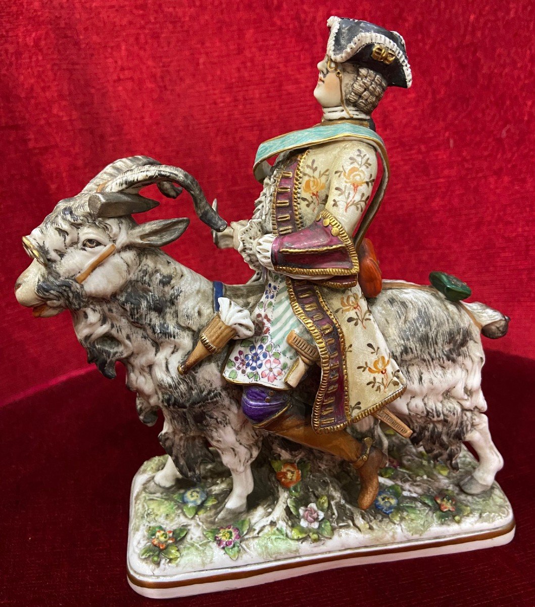 Groupe en porcelaine de Saxe représentant le "Tailleur du Comte Von Brühl sur une Chèvre "-photo-4