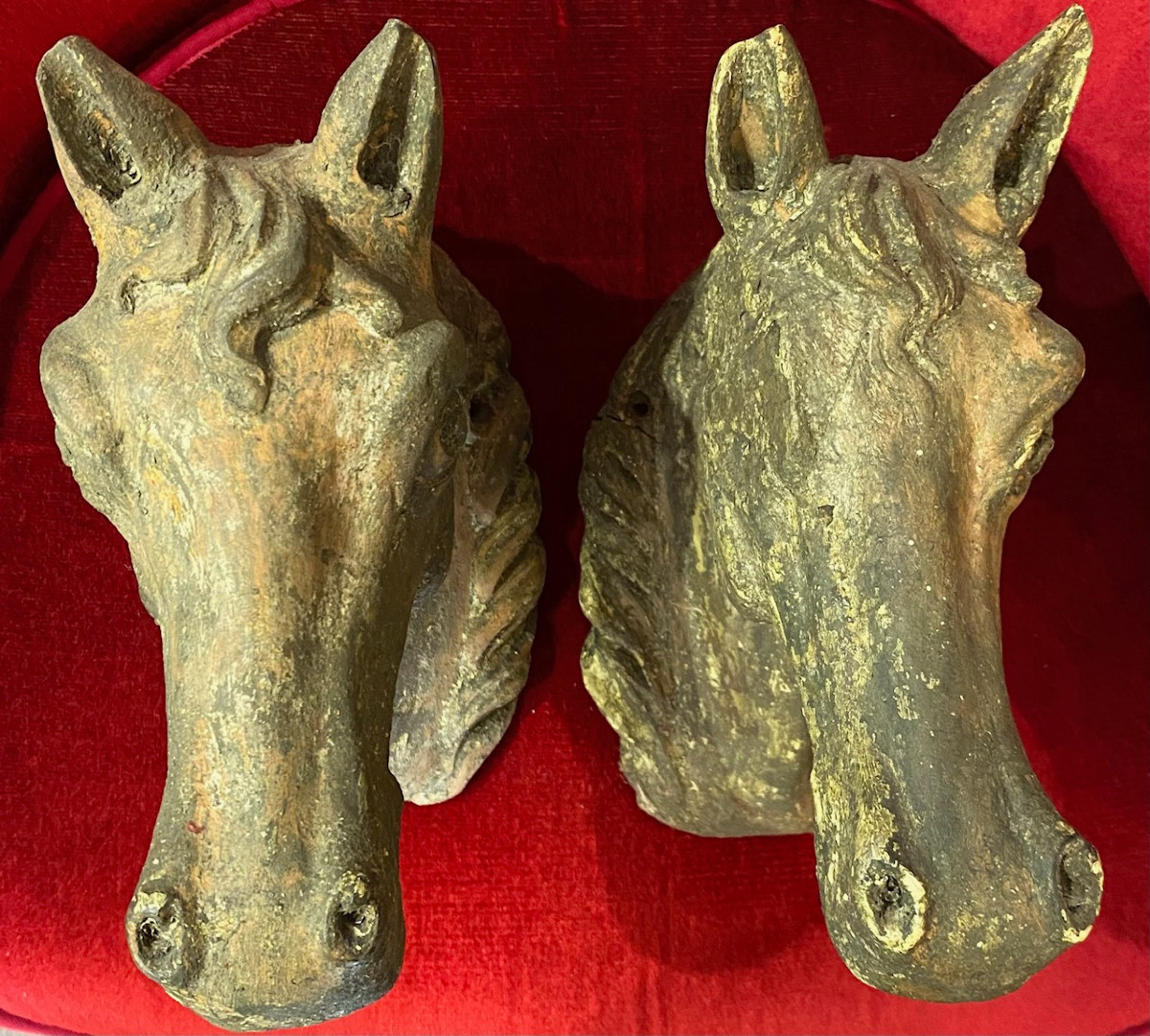 Paire de tête de Chevaux sculpté en bois - Provenance : Haras -  Circa 1850