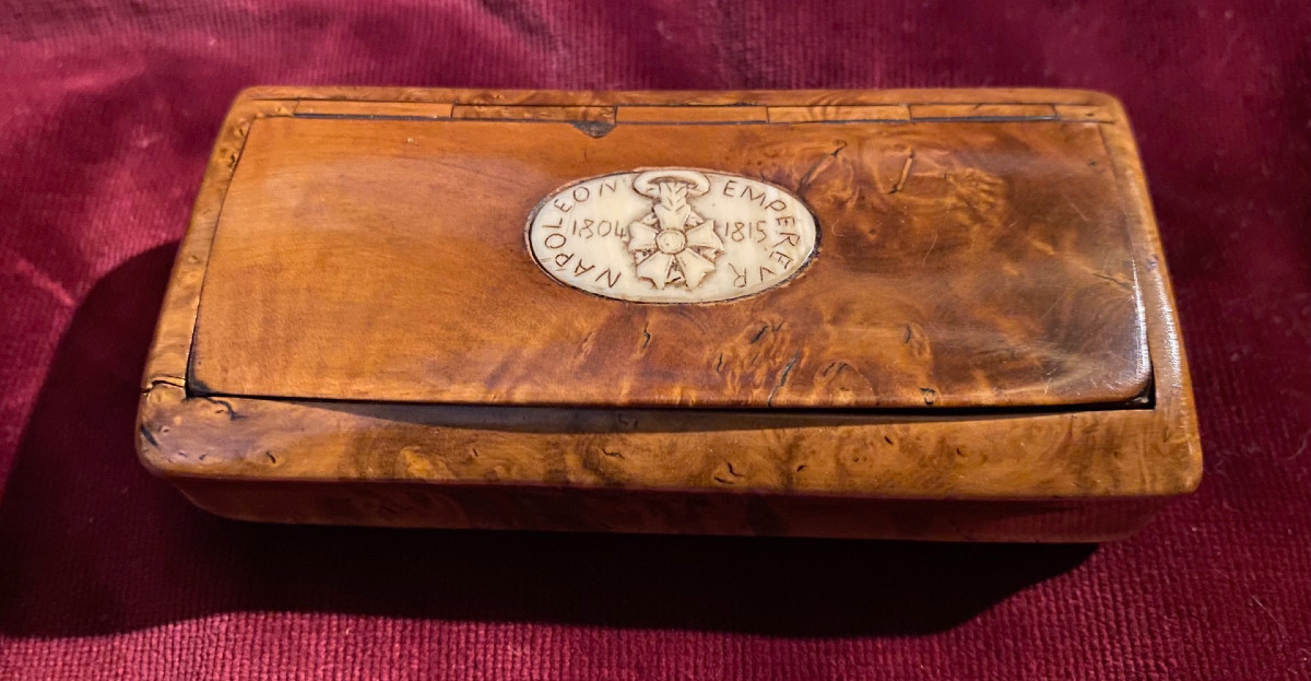 Elm Burl Snuffbox With Bone Inlay Inscribed "napoleon Emperor 1804-1815" - Empire
