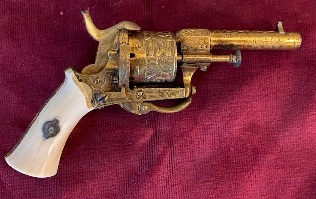 Révolver à  broche (6 coups) , calibre 5,5 gravé et plaqué or -  Provenance Comte de Paris -photo-2