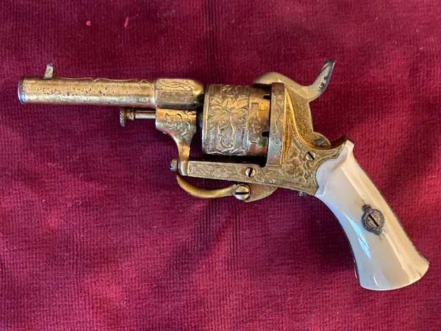 Révolver à  broche (6 coups) , calibre 5,5 gravé et plaqué or -  Provenance Comte de Paris -photo-3