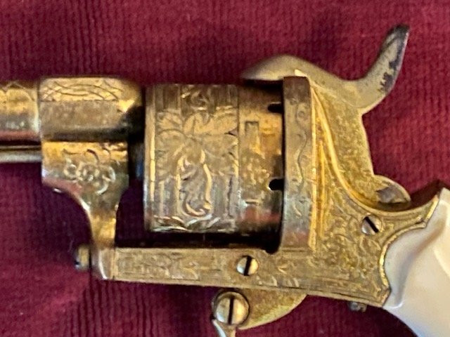 Révolver à  broche (6 coups) , calibre 5,5 gravé et plaqué or -  Provenance Comte de Paris -photo-1