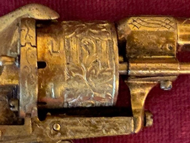 Révolver à  broche (6 coups) , calibre 5,5 gravé et plaqué or -  Provenance Comte de Paris -photo-2