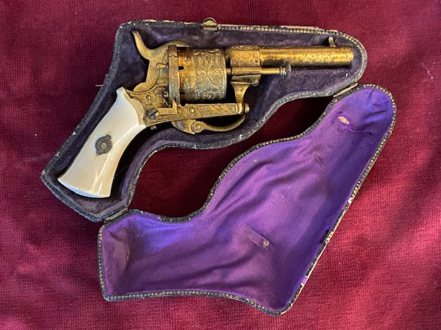 Révolver à  broche (6 coups) , calibre 5,5 gravé et plaqué or -  Provenance Comte de Paris 
