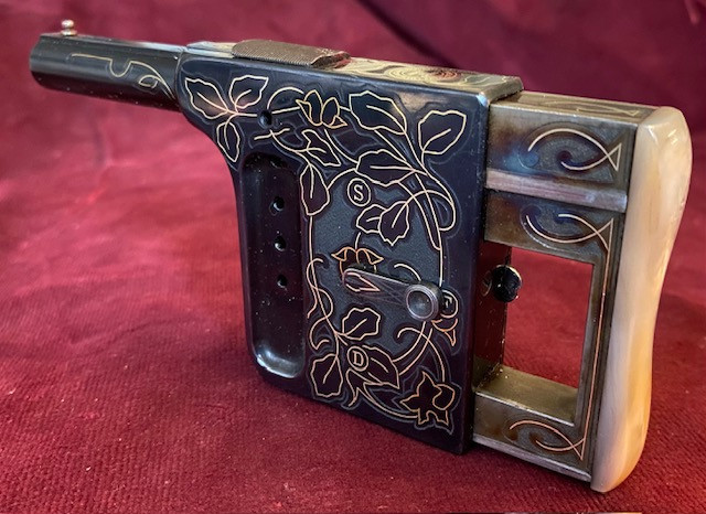 Pistolet à répétition automatique "Le GAULOIS" - Luxe - à décor niellé or dans son coffret.
