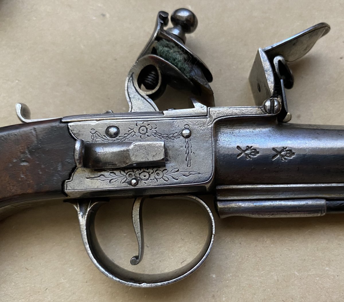 Paire de pistolets à silex à l’écossaise de type Queen Ann à coffre - Circa 1790-photo-2