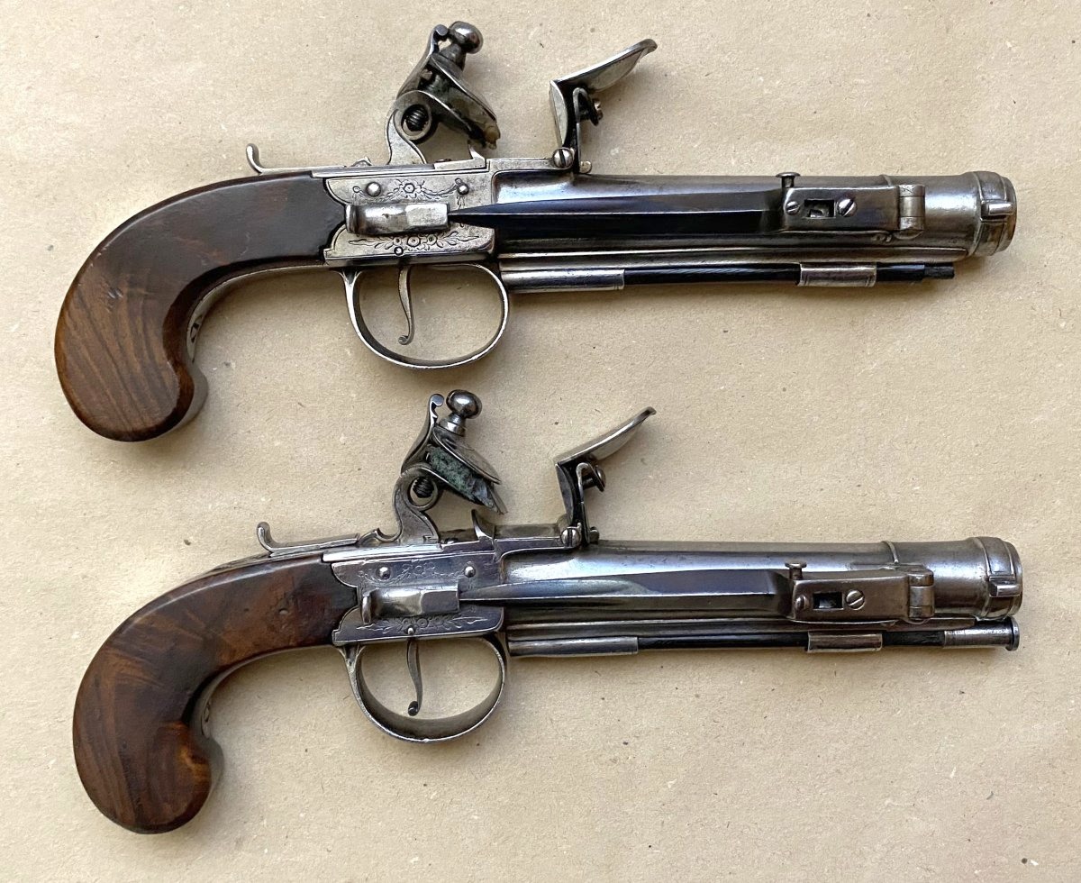 Paire de pistolets à silex à l’écossaise de type Queen Ann à coffre - Circa 1790
