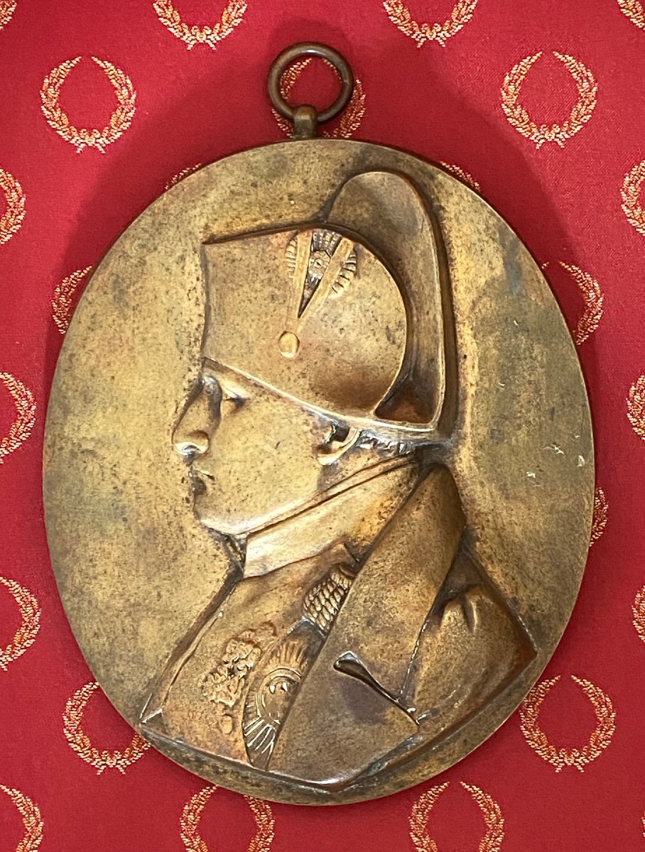 Médaillon en laiton au profil de NAPOLEON  1er - XX siècle