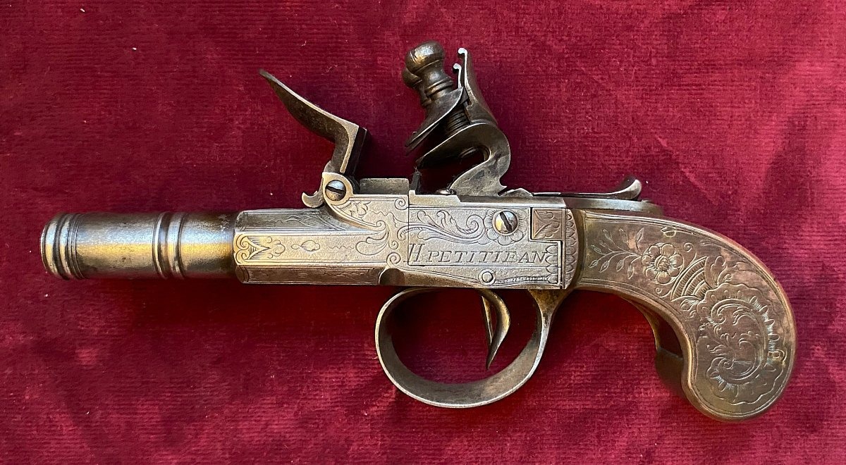  Petit pistolet de voyage à coffre, à balle forcée, à doubles canons en table.- XVIII siècle