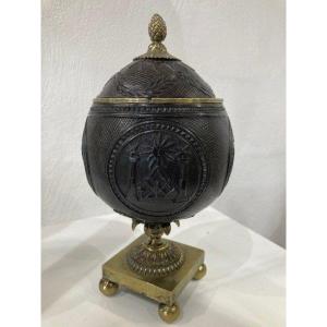 Noix De Coco Sur Un Pied En Bronze Avec Son Couvercle Avec Cartouche Maçonnique - Vers 1820
