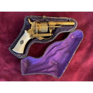Révolver à broche (6 coups) , calibre 5,5 gravé et plaqué or - Provenance Comte de Paris