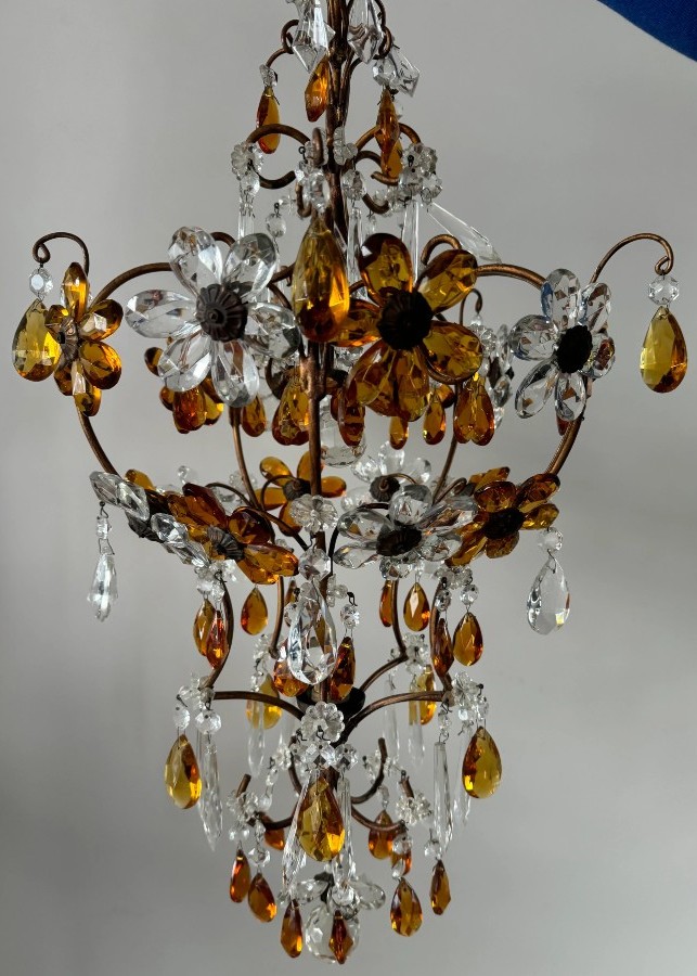 Petit lustre à fleurs et pampilles de cristal