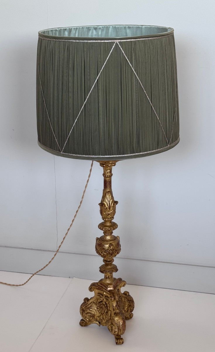 Pique-cierge en bois sculpté et doré monté en lampe – XVIIIe siècle